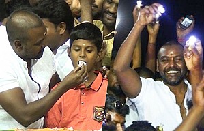 FLASHING: Raghava Lawerence celebrates Jallikattu Victory in Marina Style | Tinsel Nodigal