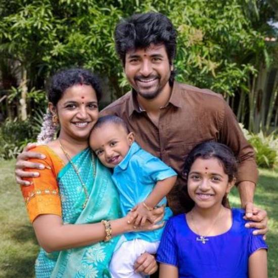 குடும்பத்துடன் சிவகார்த்திகேயனின் பொங்கல் ஸ்பெஷல் ‘கிளிக்’