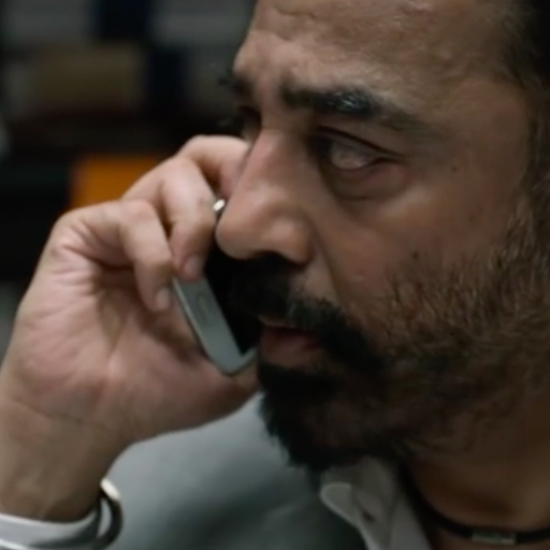 Thoongaa Vanam - Kamal Haasan uses a Samsung