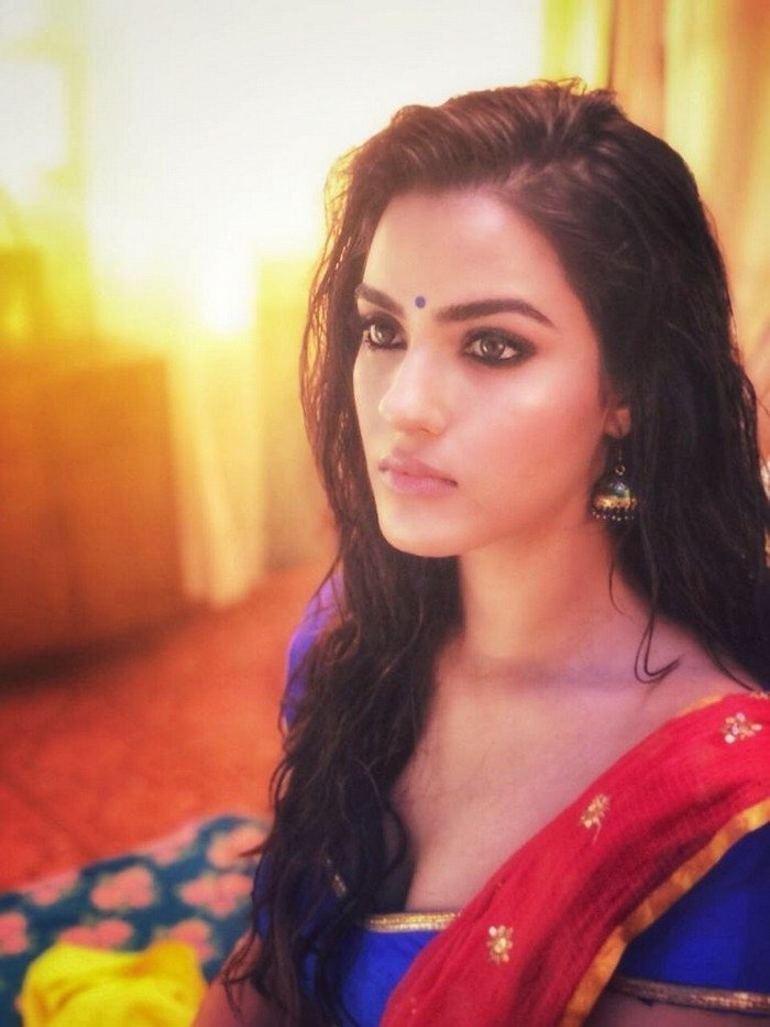 Kavya Thapar (aka) KavyaThapar