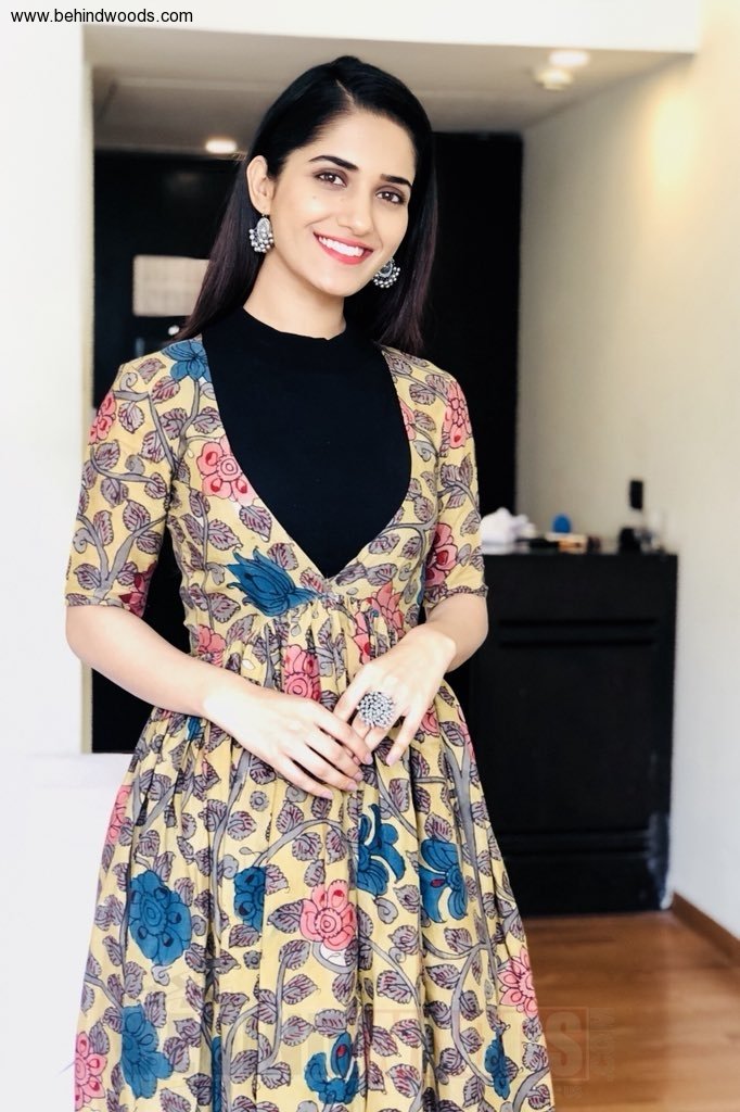 Ruhani Sharma (aka) RuhaniSharma