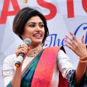 Red hot: Oviya sings the viral 'Kokku natta' song live - Watch video