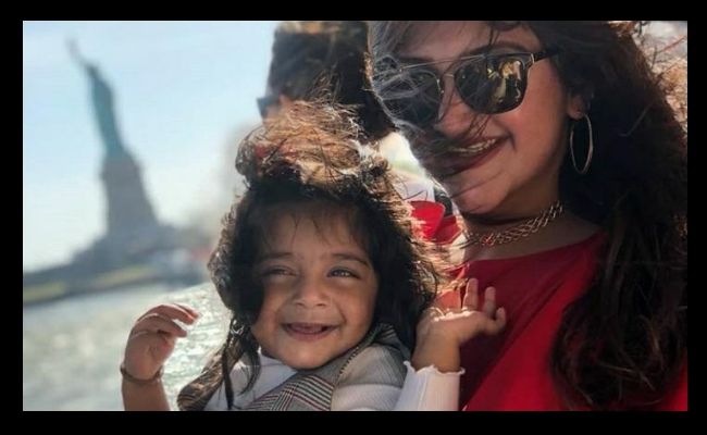 Pictures of actress Sridevi Vijayakumar with daughter go viral