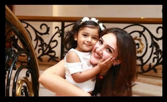 Pictures of actress Sridevi Vijayakumar with daughter go viral
