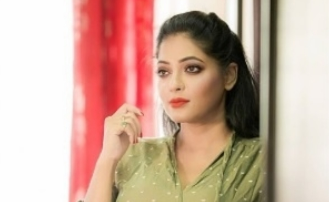 பிக்பாஸ் நடிகை டப்பிங்கில் பிசி | Bigg Boss Actress Reshma shares a viral picture of dubbing