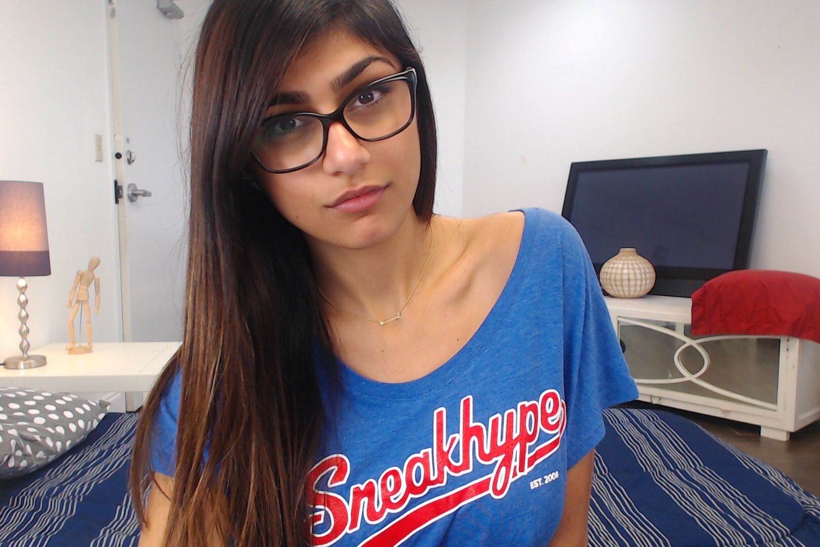 Ex-adult star Mia Khalifa wins the Internet with her latest move; puts up her glasses for auction to support Lebanon