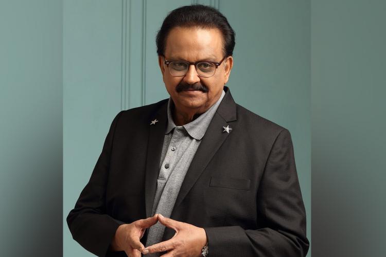 SP Balasubrahmanyam flashing thumbsup sign from hospital bed