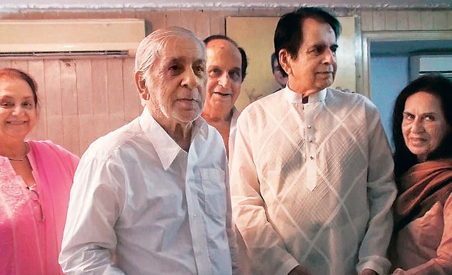 Legendary actor's younger brother Aslam Khan passes away due to Covid related complications ft Dilip Kumar