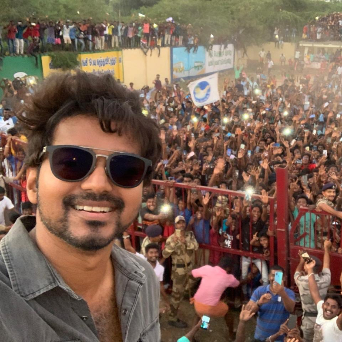 Vijay Sangeetha celebrate 21 years of married life