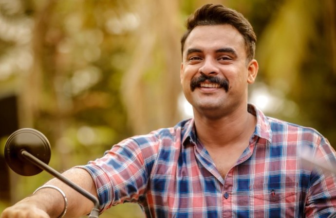 Tovino Thomas starrer Minnal Murali teaser on onam