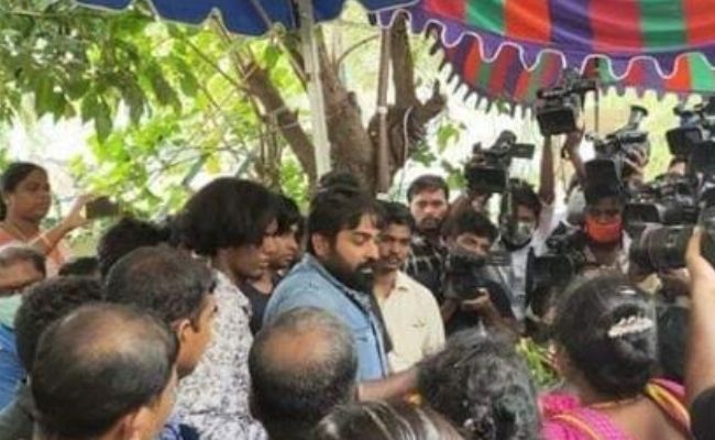 Vijay Sethupathi pays tribute to Vadivel balaji in person