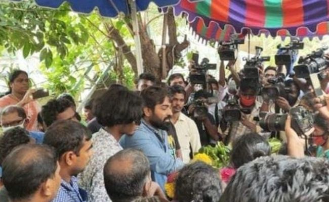 Vijay Sethupathi pays tribute to Vadivel balaji in person