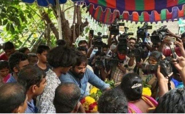 Vijay Sethupathi pays tribute to Vadivel balaji in person