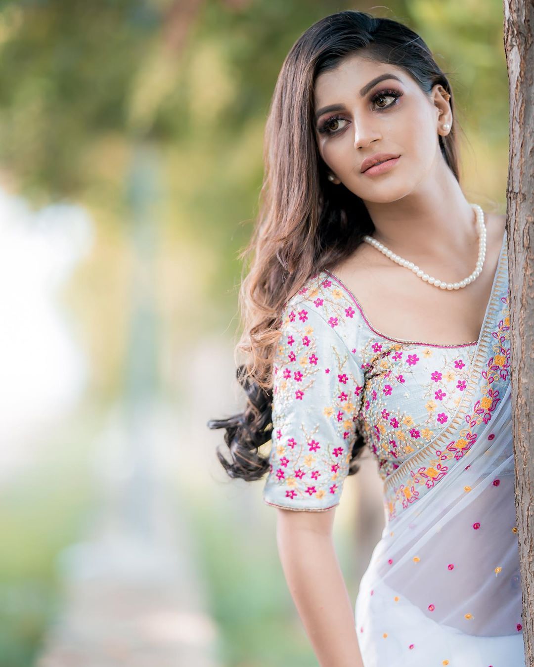 Bigg Boss Yashika Aannand blush a little as she goes for a Date, pic go viral