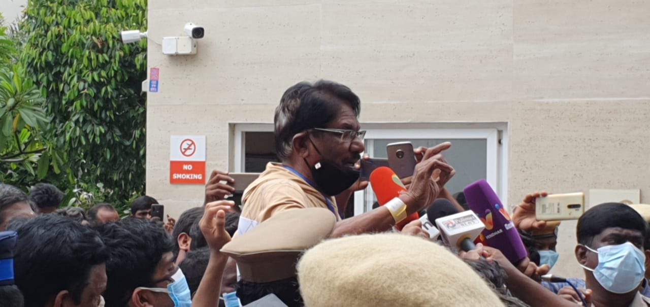 SPB critical Bharathiraja and Venkat Prabhu visit hospital