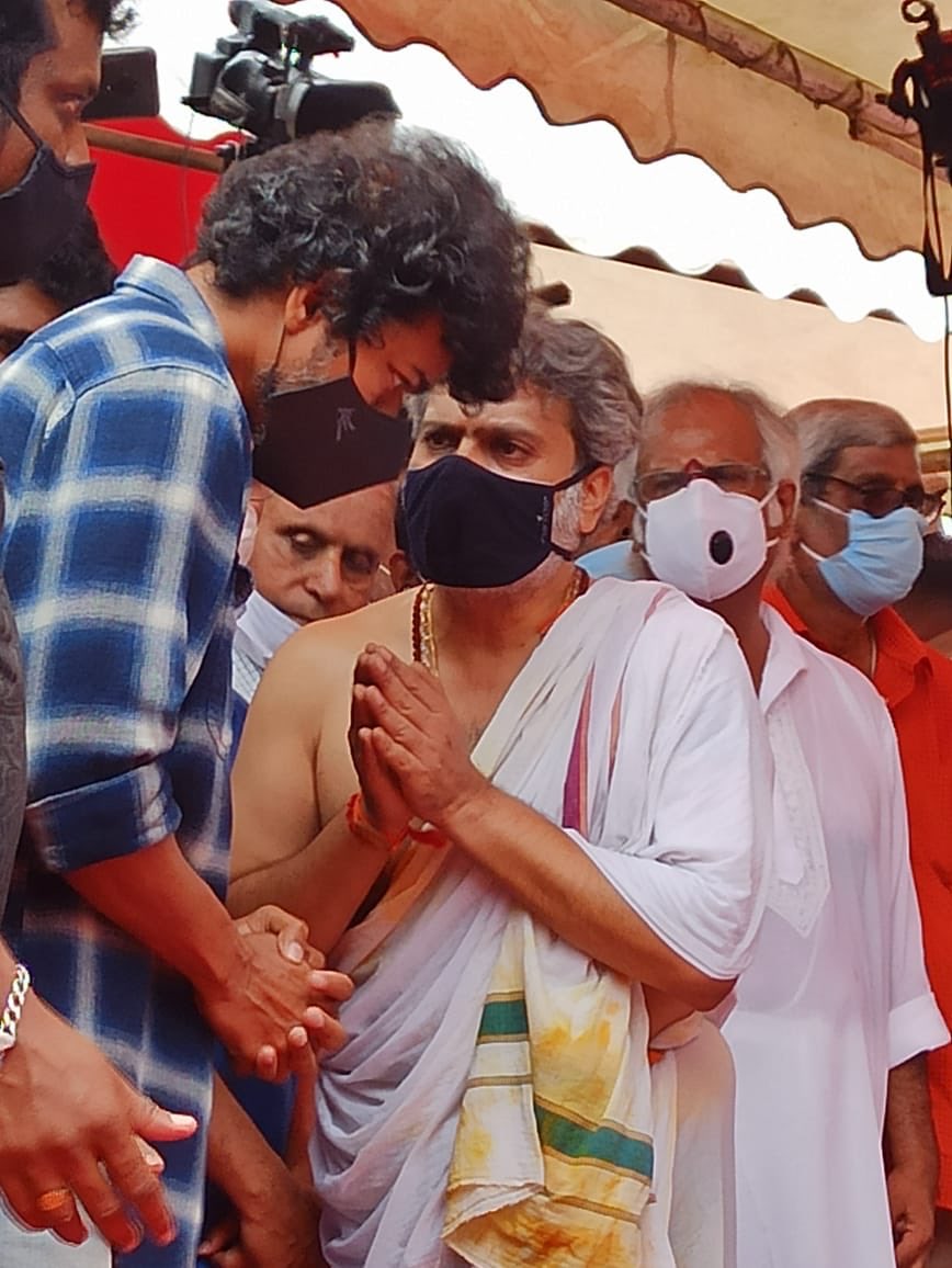 Vijay picks up his fan's slipper while returning from SPB's funeral, viral video