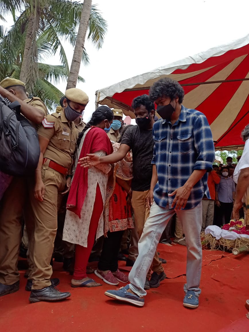 Vijay picks up his fan's slipper while returning from SPB's funeral, viral video