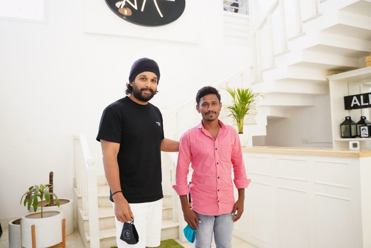 ரசிகரை சந்தித்த அல்லு அர்ஜுன் | Actor allu arjun meets his fan who walked 200 kms