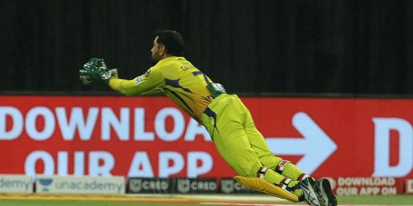 msdhoni takes stunning catch to break ipl record twitter reacts