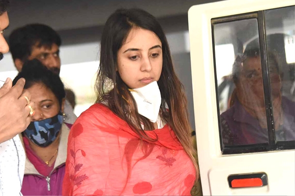 Drug Controversy Actresses Ragini and Sanjjanaa allegedly clash inside Jail, watch video