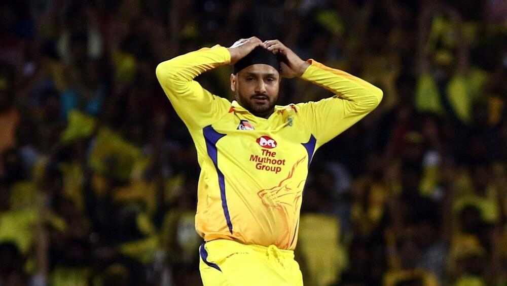 csk and dhoni fans starts to criticize harbhajan after his tweet