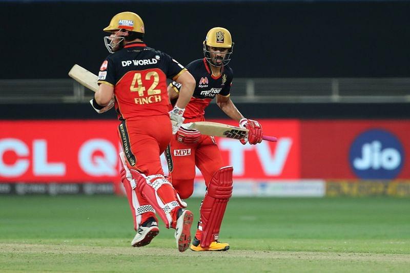 aaron finch caught vaping in dressing room during rcbvsrr match