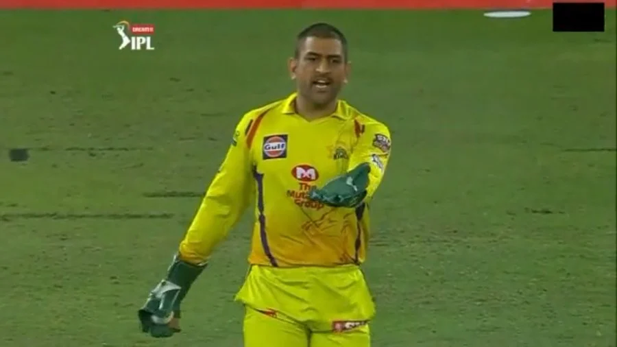 davidwarner reacts to msdhoni umpire paulreifell wide row cskvsrh