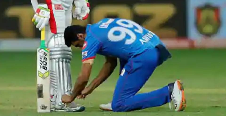 ashwin gives hilarious caption to photo with chris gayle kxipvsdc