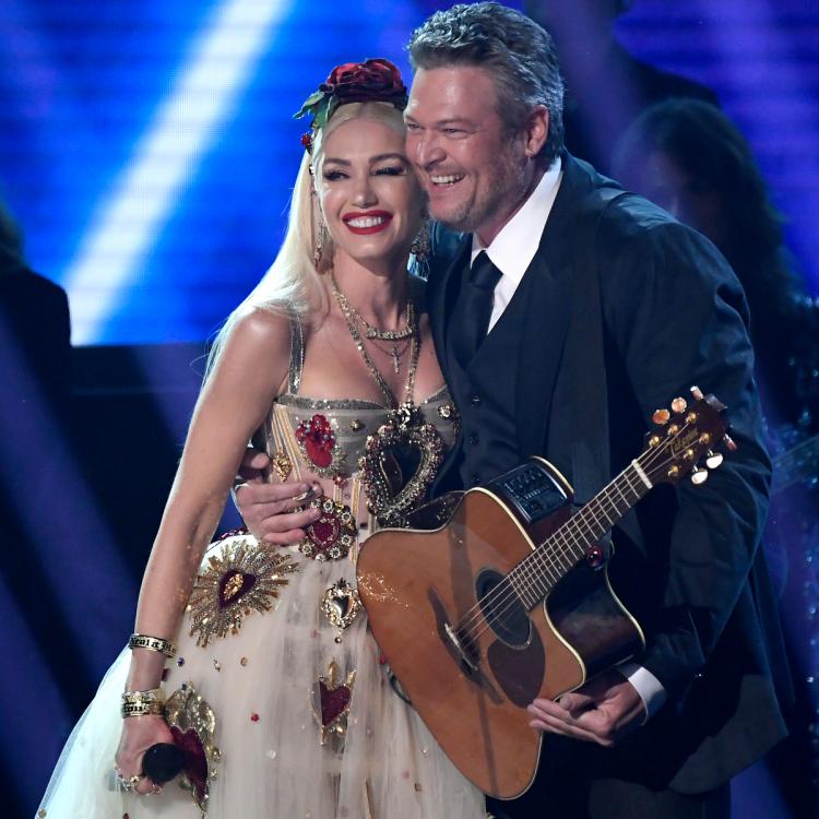 After dating for 5 years, popular singers get engaged, romantic pic go viral ft Gwen Stefani