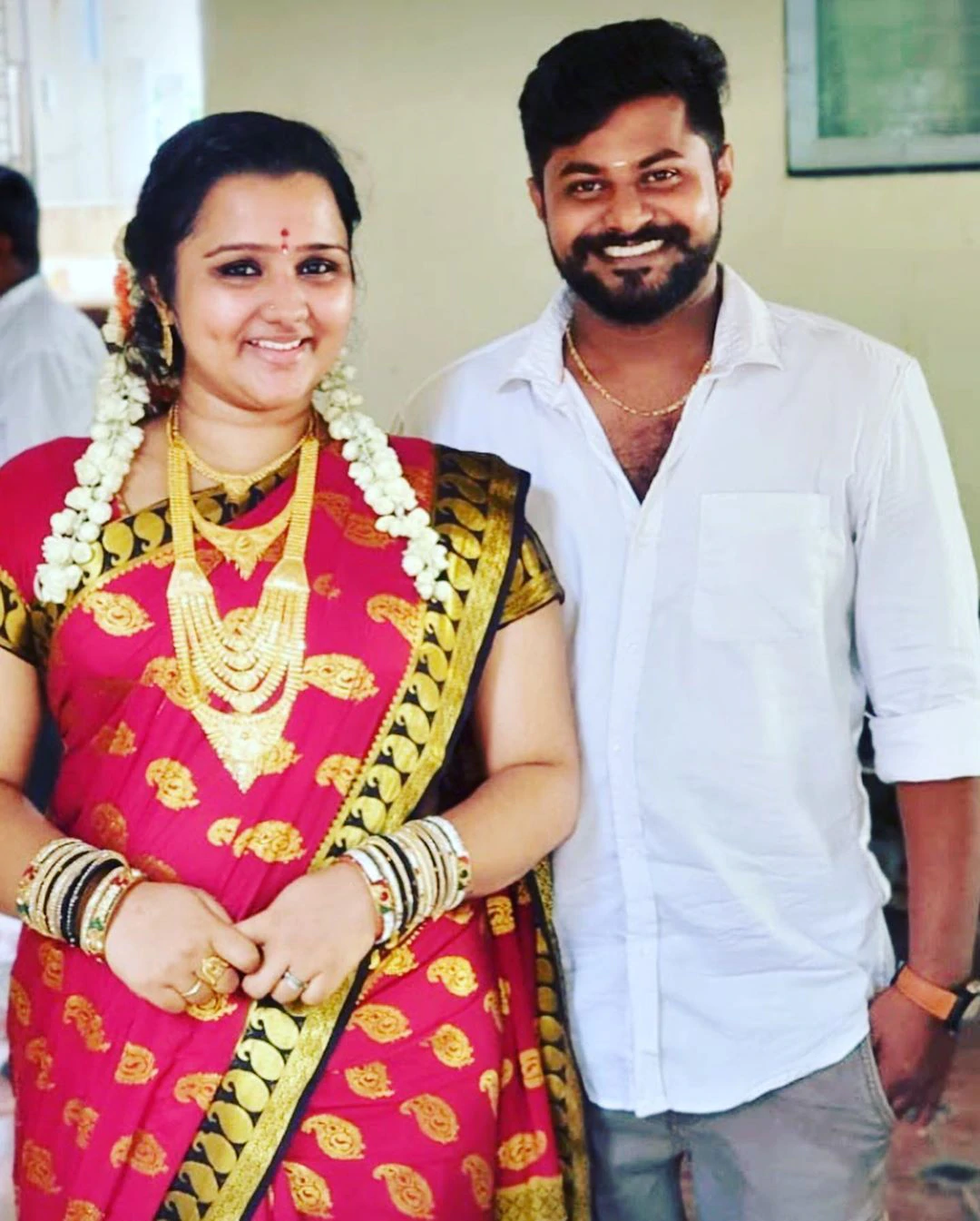 Popular Tamil TV actress gets married to a director and actor Prakash, ft Usha Sai