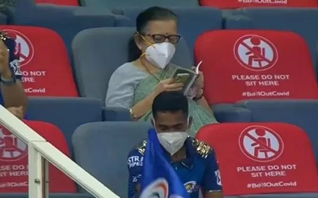 mumbai indians lucky charm prayer aunty is back  twitter reacts