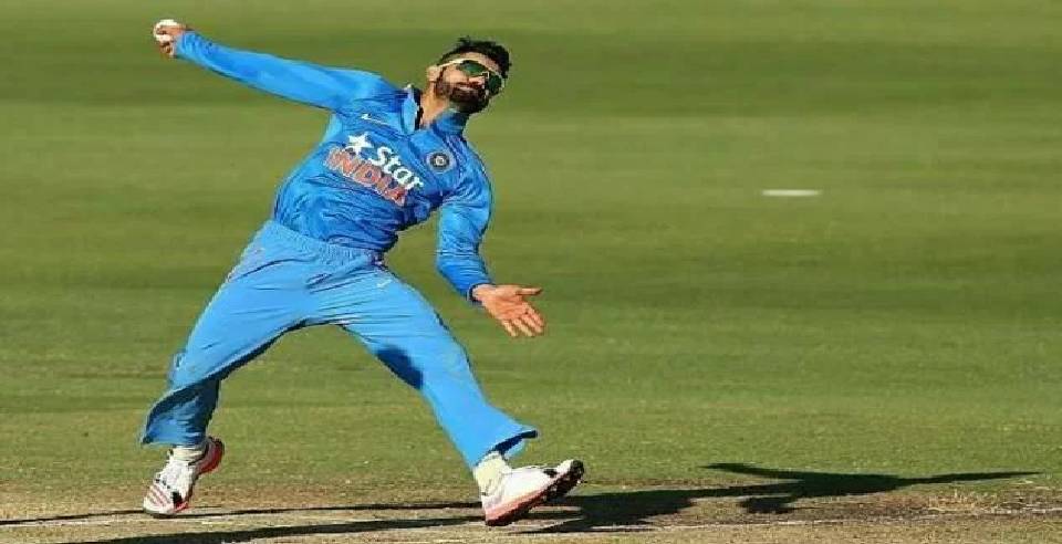viratkohli describe himself as fastbowler icc video twitter react