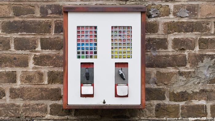 German police charged old man in chewing gum dispenser theft 