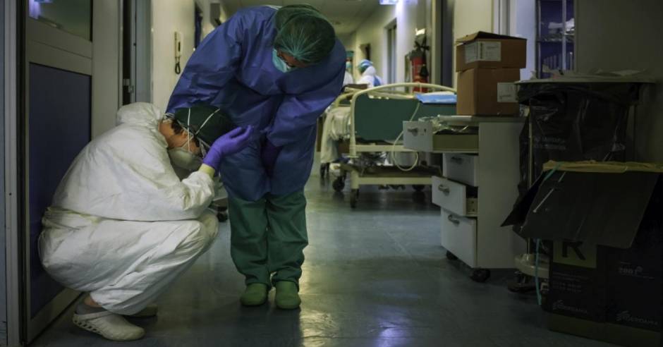 Emotional photo shows US doctor comforting elderly Covid patient
