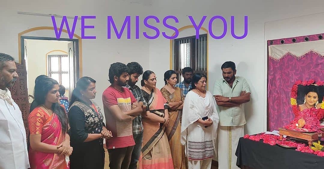 Pandian Stores family bids tearful adieu to Mullai on the sets, before resuming shoot; Chitra, viral video