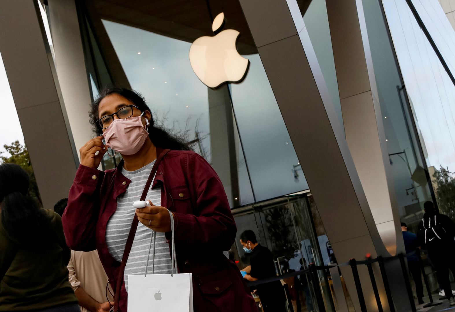 Apple Temporarily Shuts Stores In US California UK Amid Covid-19