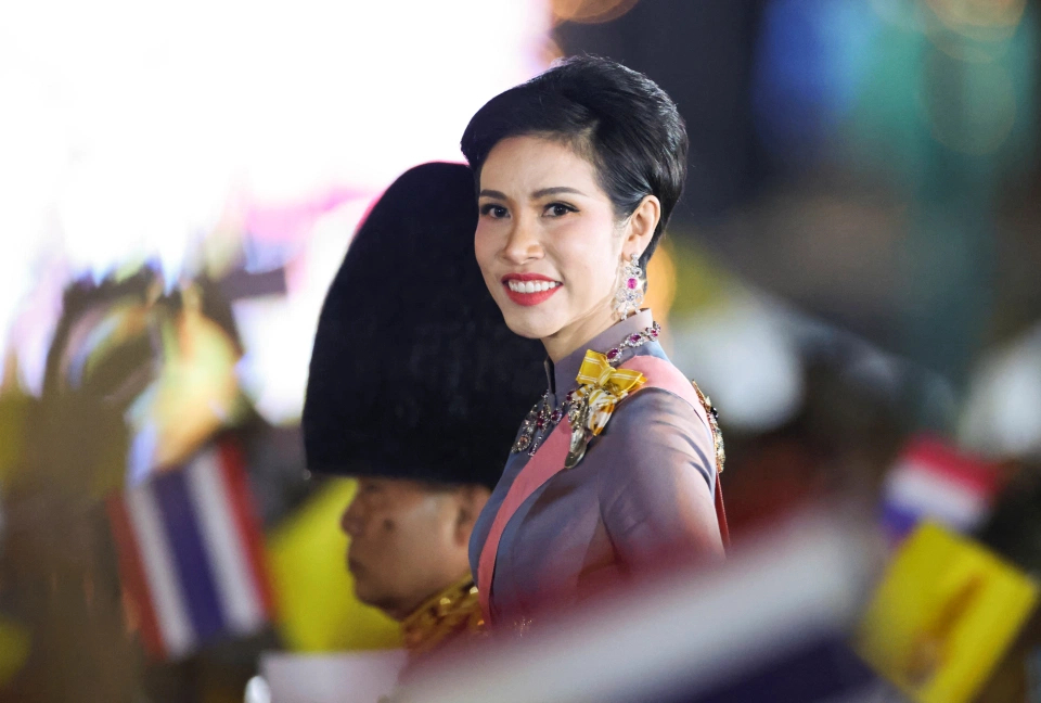 King of Thailand mistress 1,400 naked photos leaked by her enemies 