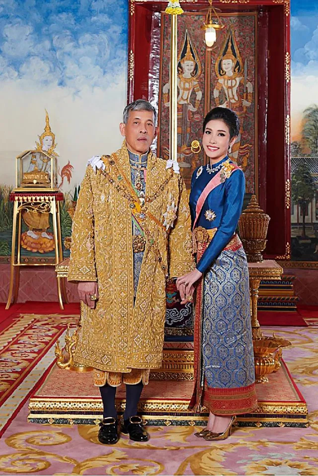King of Thailand mistress 1,400 naked photos leaked by her enemies 