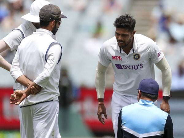 Umesh Yadav limps off the field on Day 3 of MCG Test against Australia