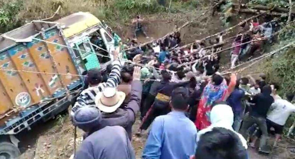 people rescue lorry falls on versant மலைச்சரிவு லாரி மக்கள்