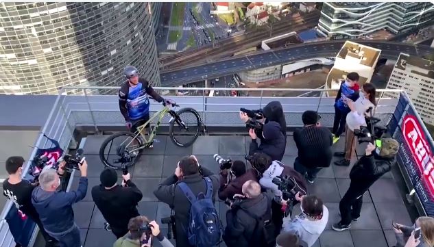 Man climbed 33 floors in 30 minutes on his cycle video viral 