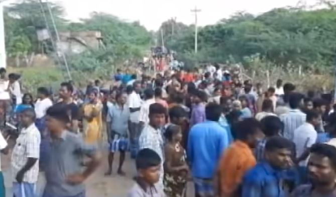 police made fun and stopped fight between two village people 