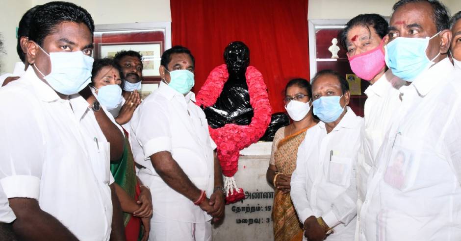 CM Palanisamy visits Arignar anna memorial in Kanchipuram