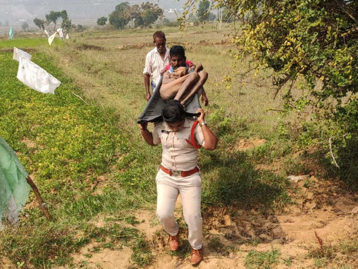 andhrapradesh woman SI carries body of homeless man
