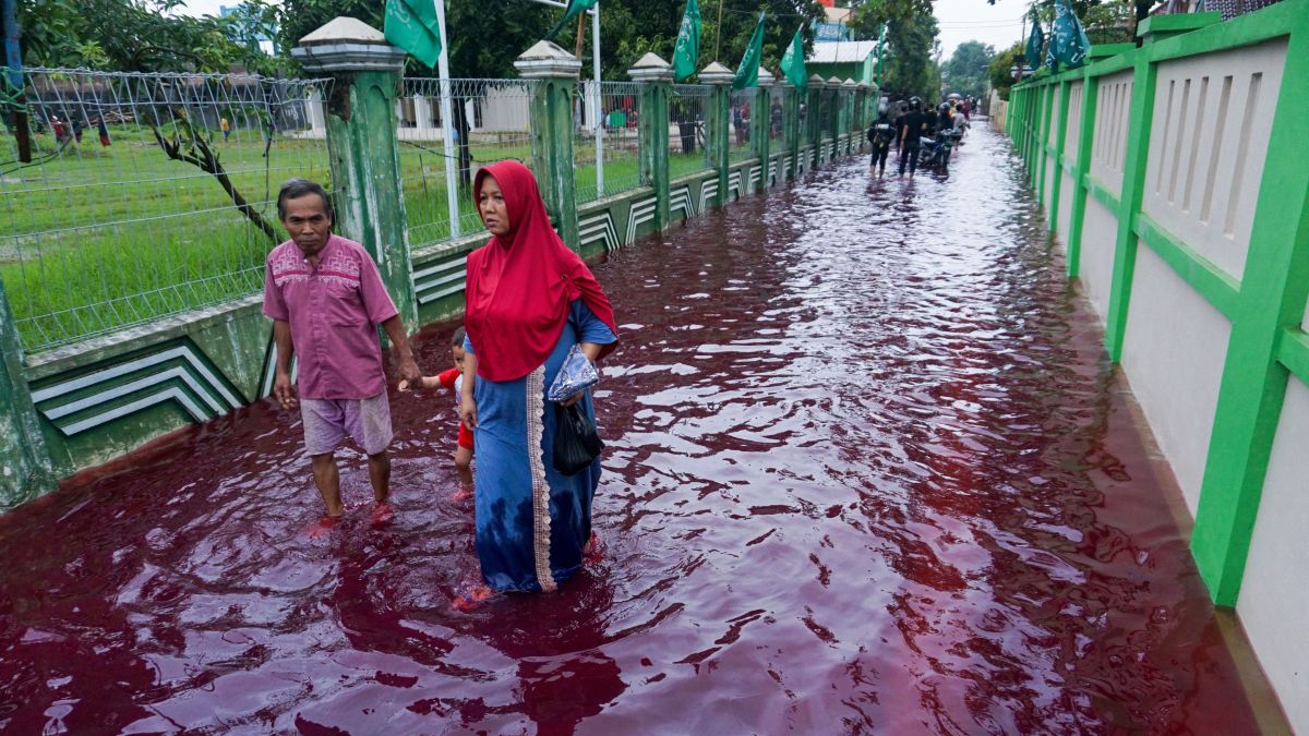 Sebuah desa di Indonesia dibanjiri air merah yang nyata