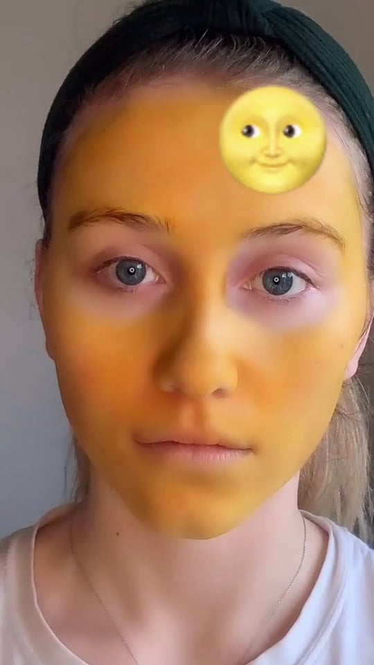 Woman applied turmeric mask to face turned her skin yellow