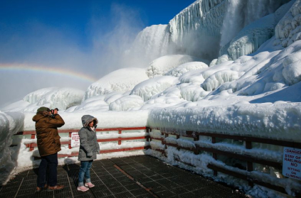 Niagara Falls on the U.S. border was completely frozen