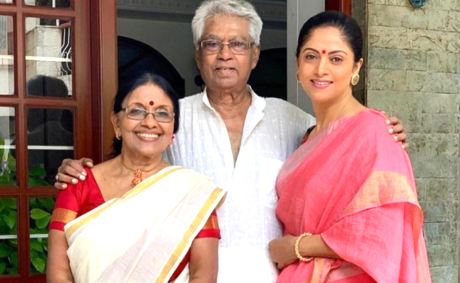 actress nadhiya family photo with parents நதியாவின் பெற்றோரை பார்த்து இருக்கீங்களா