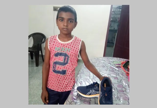 Rahul Gandhi ifts sports shoes to Kanyakumari boy