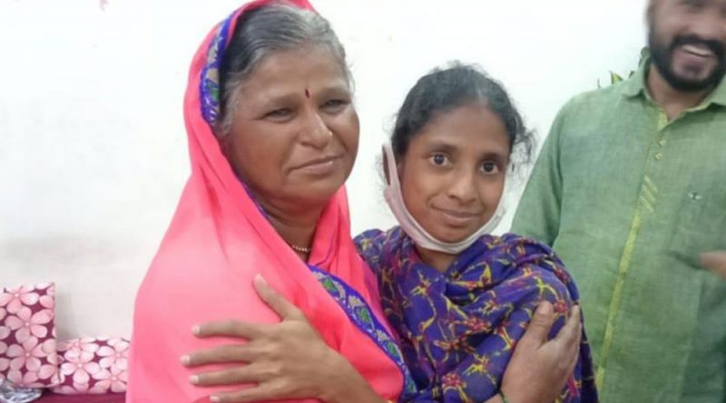 Geeta finds her birth mother, after she return to India from Pakistan